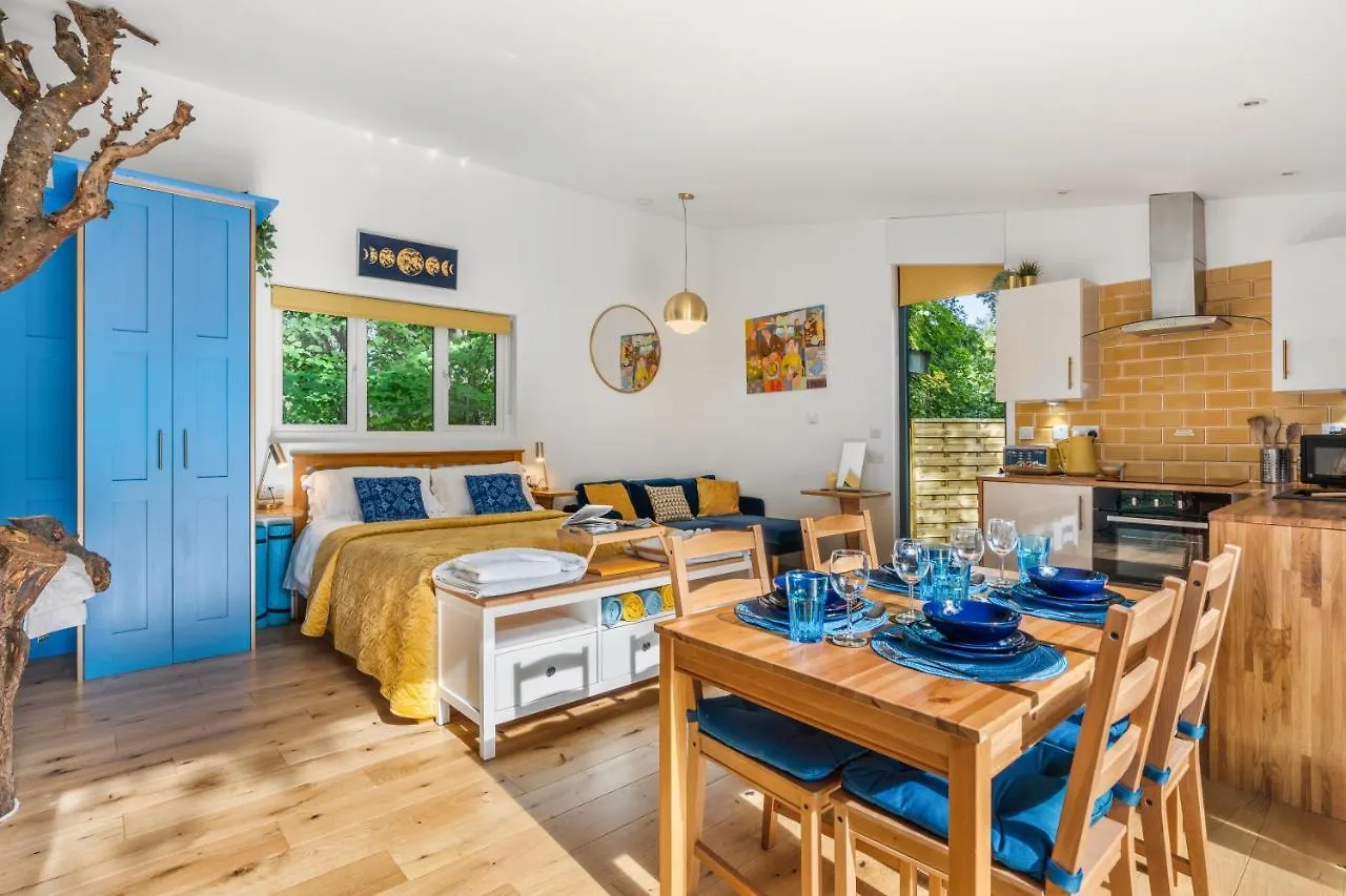 Ivy Cottage Holiday Cabins Southampton 0*,  United Kingdom